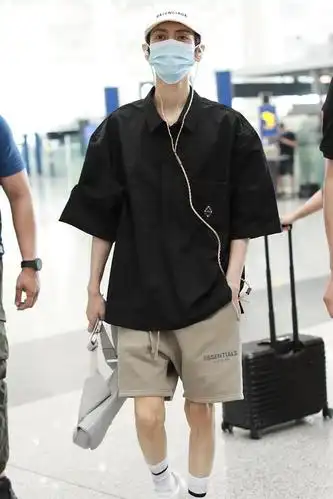 组图:罗云熙黑衬衫短裤装扮清爽夏日气息满满 单手插兜又酷又帅