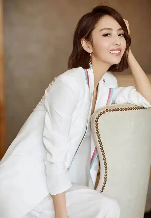 周冬雨剪短发逆袭变成时尚大咖,其实佟丽娅短发改造才叫成功_造型