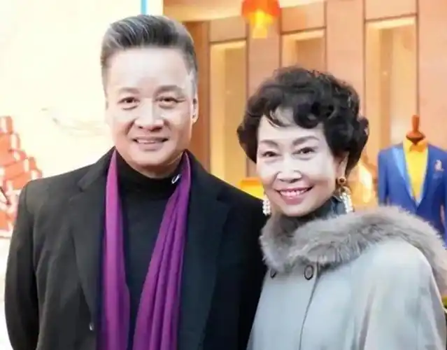 医生表示已到中晚期,必须尽快动手术,这对1982年结婚的阎维文和刘卫星