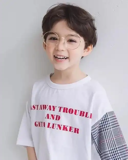 这位混血男孩爆红ins,拥有逆天长睫毛,第一眼就爱上了