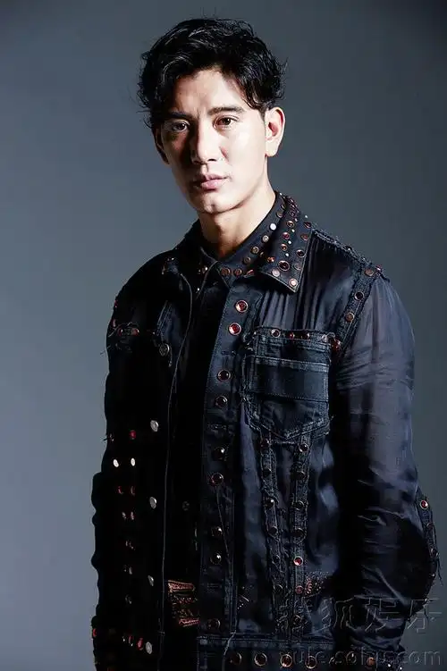 蒲巴甲最新写真曝光 化身潮男展现野性魅力