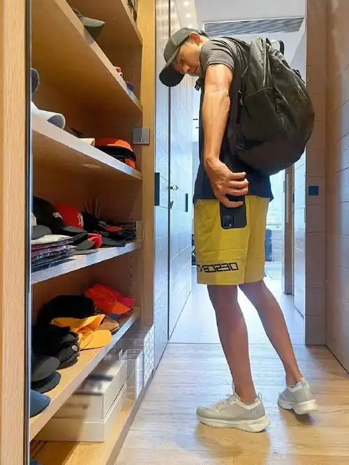 陈伟霆秀腹肌照##陈伟霆晒健身成果