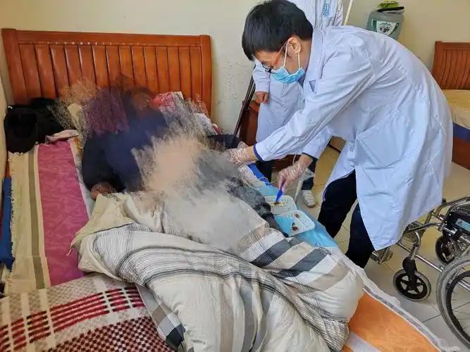 对长期留置尿管的老人做了会阴护理.