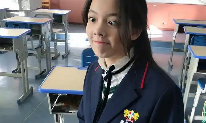 演《小魔仙》走红的英国人,曾经长相普通,如今颜值不输赵今麦_刘黛希