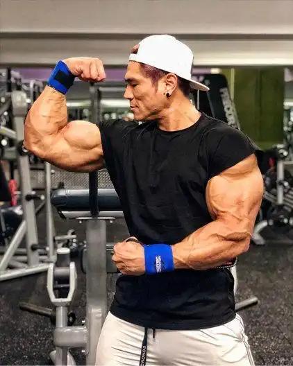 想要把肱二头肌练大,健身达人教你怎么做,这4个动作一定要做好