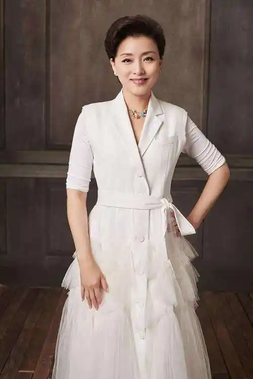 杨澜明明已经52岁,穿白裙子却依旧温柔秀气,优雅气质挡不住