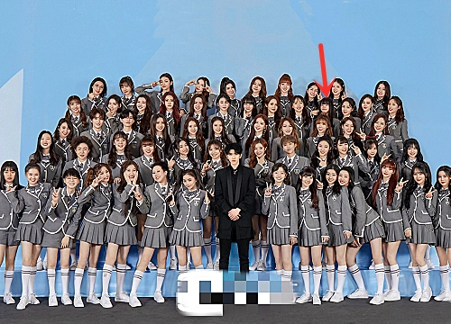 《青2》前60跟蔡徐坤合影,段小薇位置太特殊,风口浪尖的压力