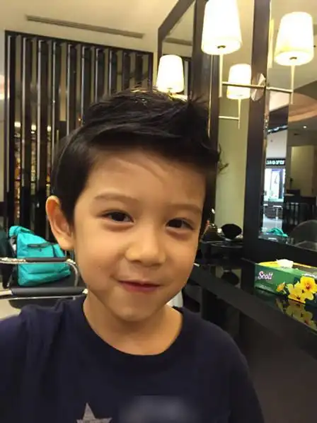 换了新发型的小正太.[nextpage]胡静儿子双眼皮惹人羡慕.