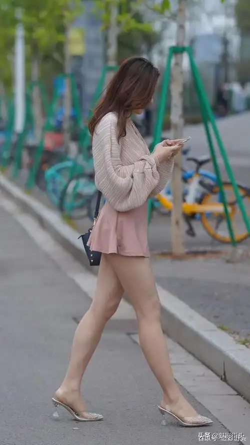 这些高腿妹子通常身材比例都非常好,基本符合5:8的黄金比例.