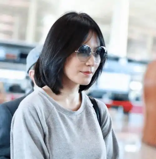 俞飞鸿素颜走机场,"冻龄脸"美得不够真实