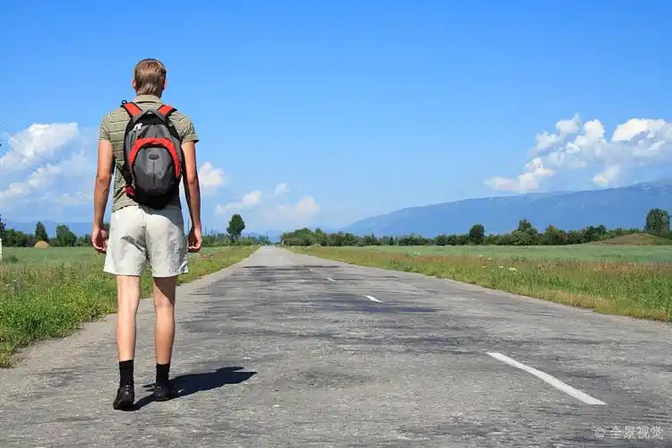 男人_途中_夏天_背包_背影_高清图片_全景视觉