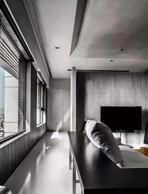 灰色和蓝色也是很好搭配的颜色,灰色的印花地毯和蓝色的抱枕迷之契合