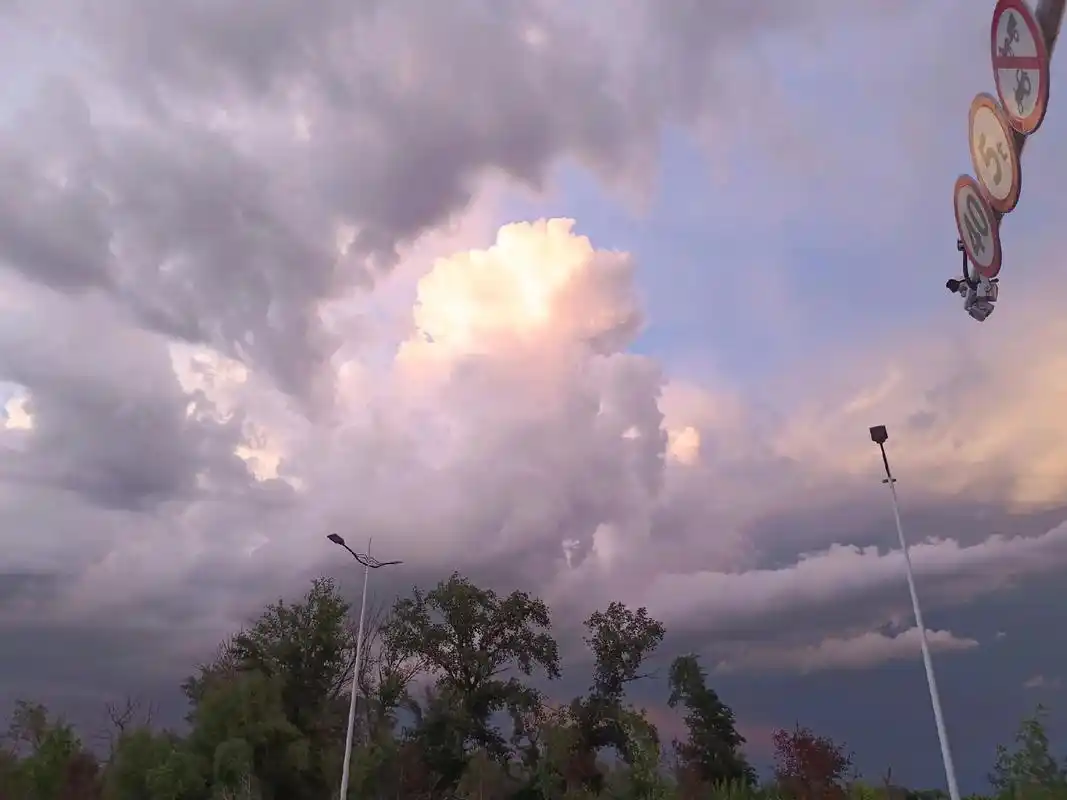 记录生活的点点滴滴留下美好回忆今天拍了一组云的照片