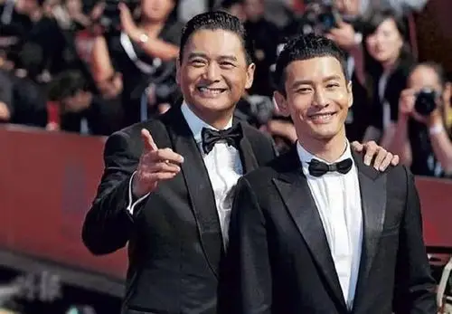 43岁黄晓明和65岁周润发,身高仅差2cm,却看到真实的对比