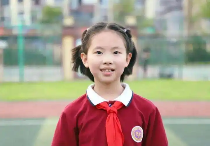 小女孩"一笑倾城百媚生",在教室里闪闪发光,父母却开始犯愁
