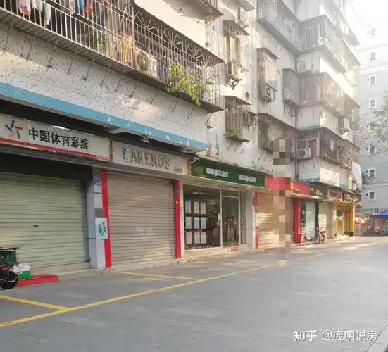 比房价下跌更可怕的事情发生了:街上大量商铺关门,写字楼空置