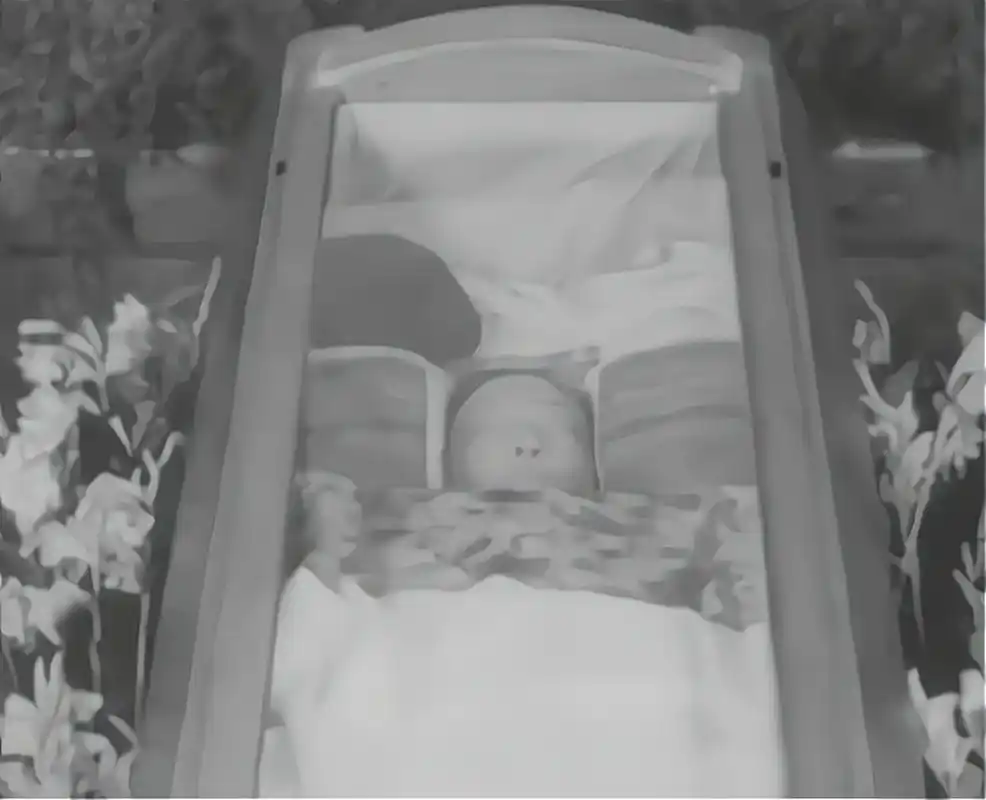 1961年的这张照片展现了梅兰芳的罕见遗容,他躺在棺材中,看起来神态