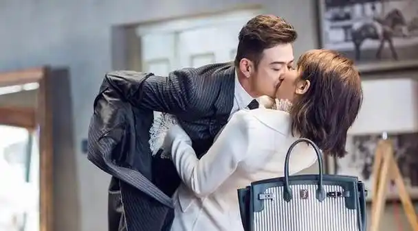 你可能对杨烁这个名字感到陌生,但提起电视剧《欢乐颂》中那位风度