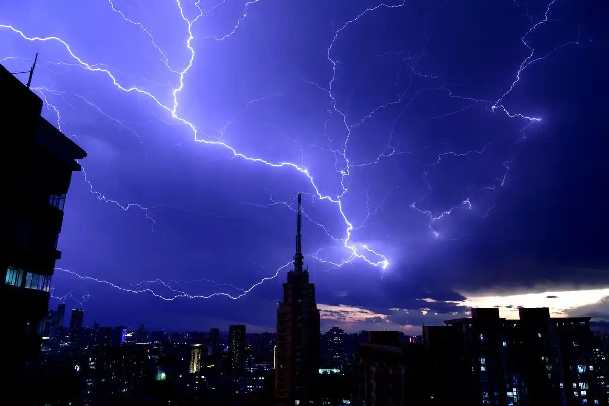 郑州发布雷暴大风黄色预警信号,暴雨黄色预警信号