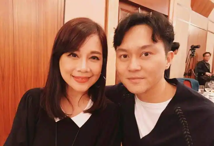 张铎陈松伶为表不分手决心,登记完就撕掉结婚证,张妈惊出表情包_儿子