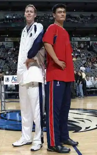 为何姚明被质疑身高不止2米26,看了他这5张合照 你就懂