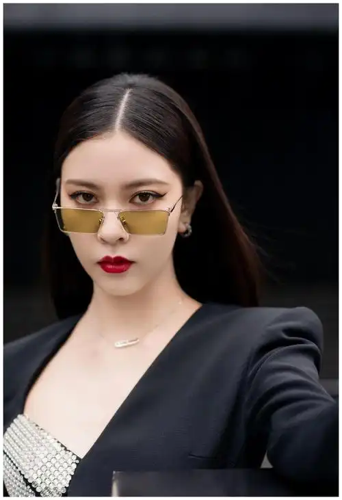 宋妍霏超酷活动照造型,黑色连衣裙搭配同色系过膝长靴,简约有型