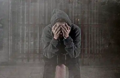 悲伤的女人独自在街上患上抑郁症绝望和 hel照片