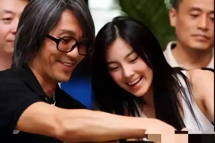 风格太过前卫被吐槽,张雨绮却用一句话让同行闭嘴_周星驰_视频_什么