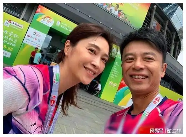 李克勤娇妻惊艳亮相港圈第一美人高挑五官大气素颜也绝美