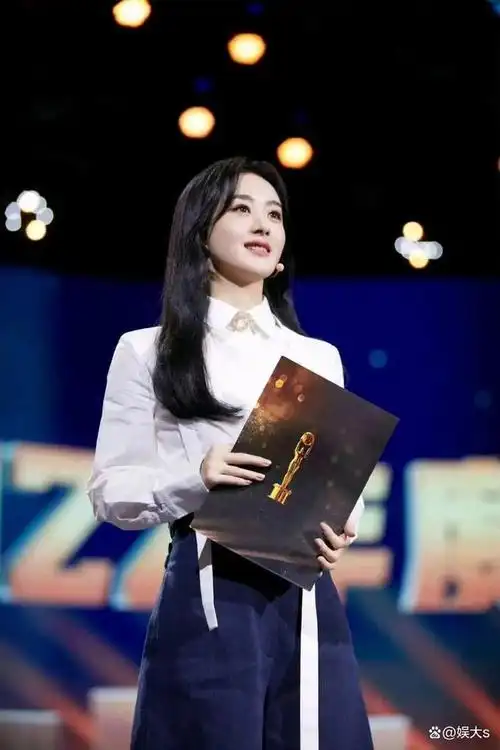 赵丽颖参加中国电视艺术家协会,生图曝光美到惊艳,气质端庄吸睛