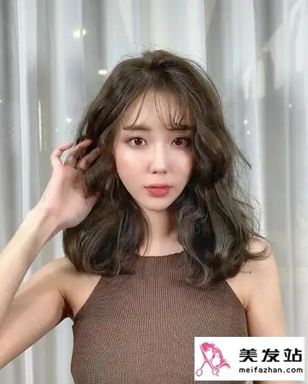 温柔慵懒中长发是今年女生最爱_2023年流行发型 - 美发站