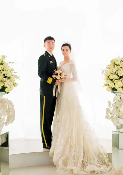 左手牵你,右手敬礼,这是军人独特的爱情_腾讯新闻