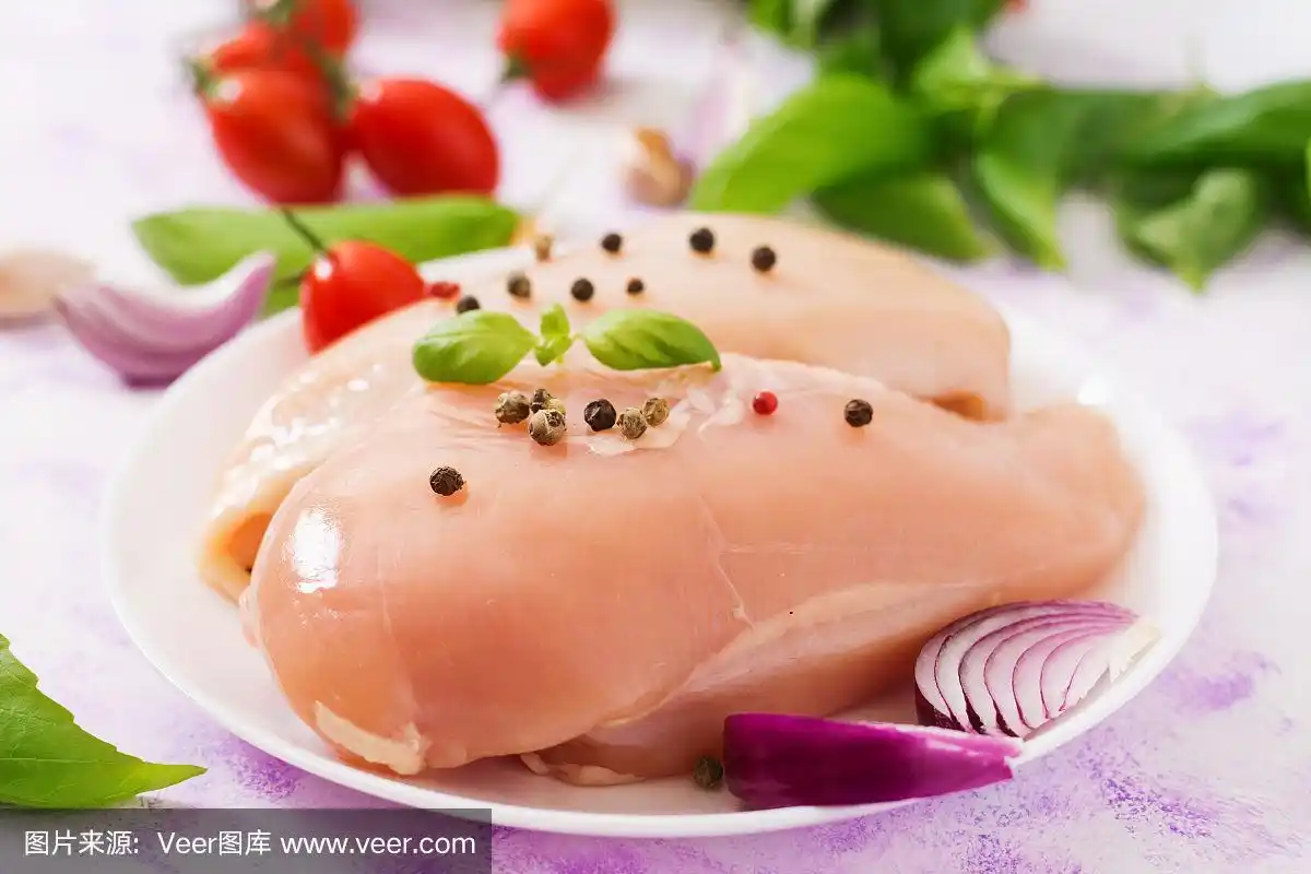 生鸡肉片准备在盘子里烤