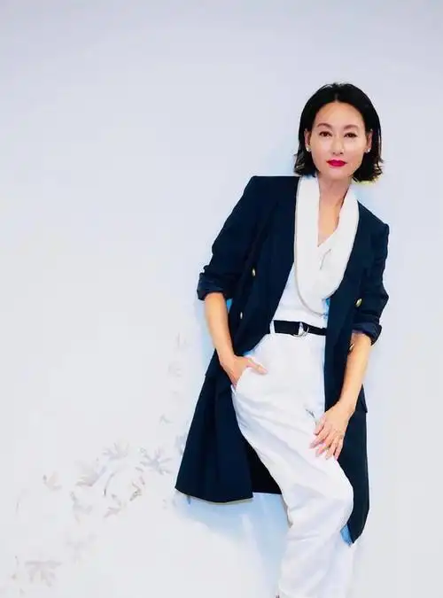 62岁惠英红穿搭够惊艳选款讲究配色高级中年女人该好好学学