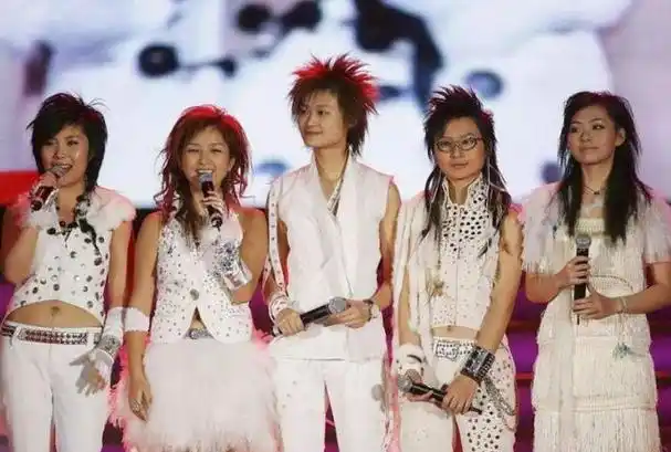 回顾歌手周笔畅三段感情都失败38岁仍未婚父母疯狂催婚