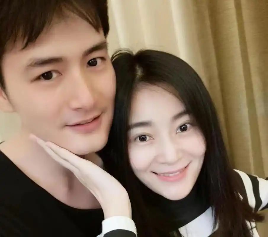 演员王雨王媛可被疑婚变!常年和双方父母挤一屋,女方今独带俩儿