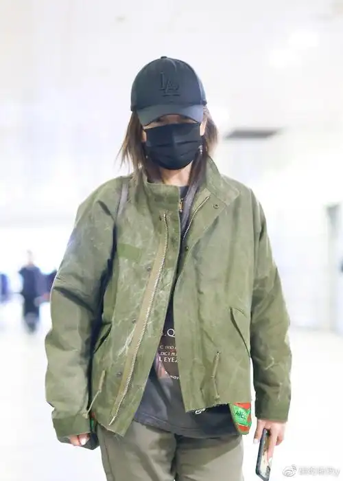 赵薇吸烟被拍吞云吐雾姿势老练网友堪称老烟民