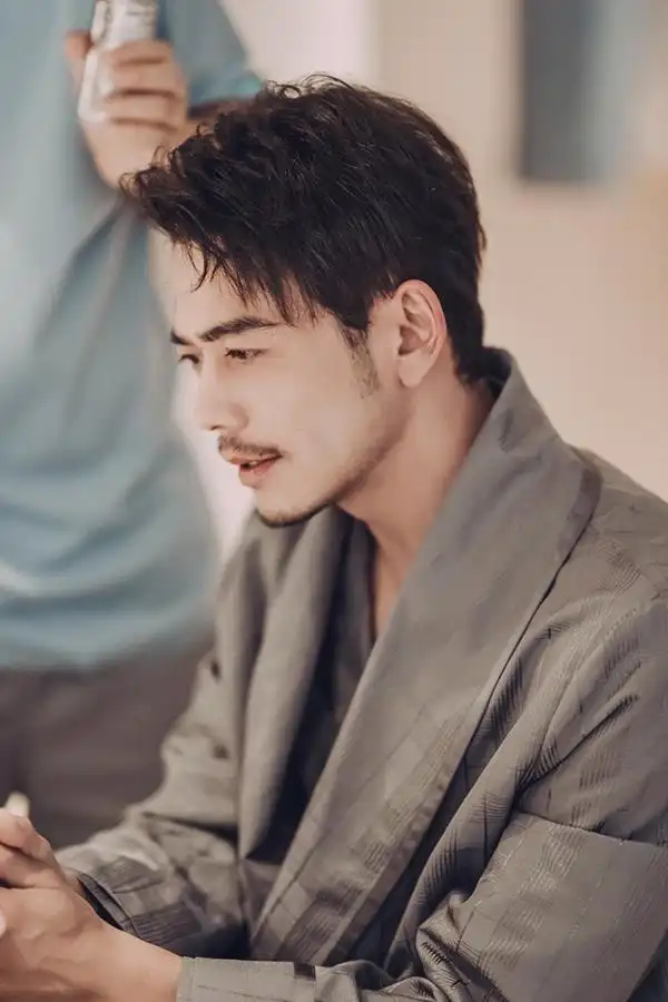 小包总杨烁霸气出街,1米84穿出1米94的既视感,裤子选对很重要!