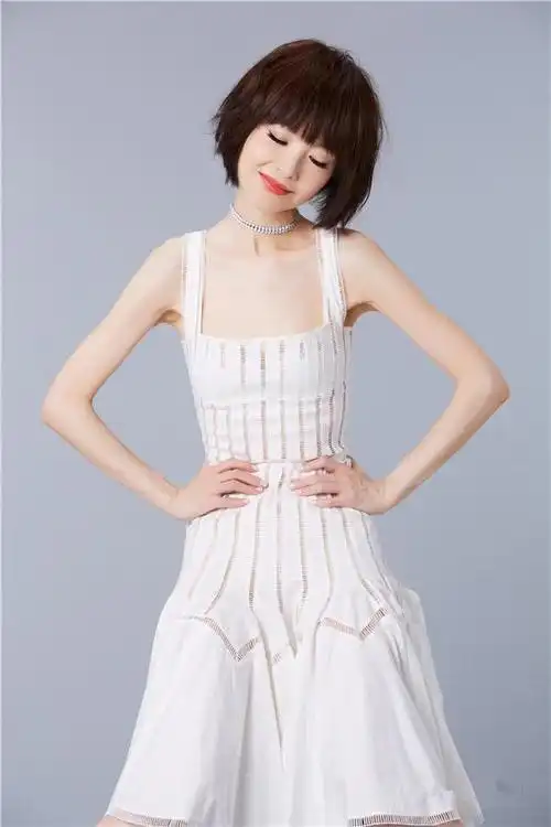 陈鲁豫时尚街拍,48岁穿出18岁的感觉,七十斤身材依旧有气质