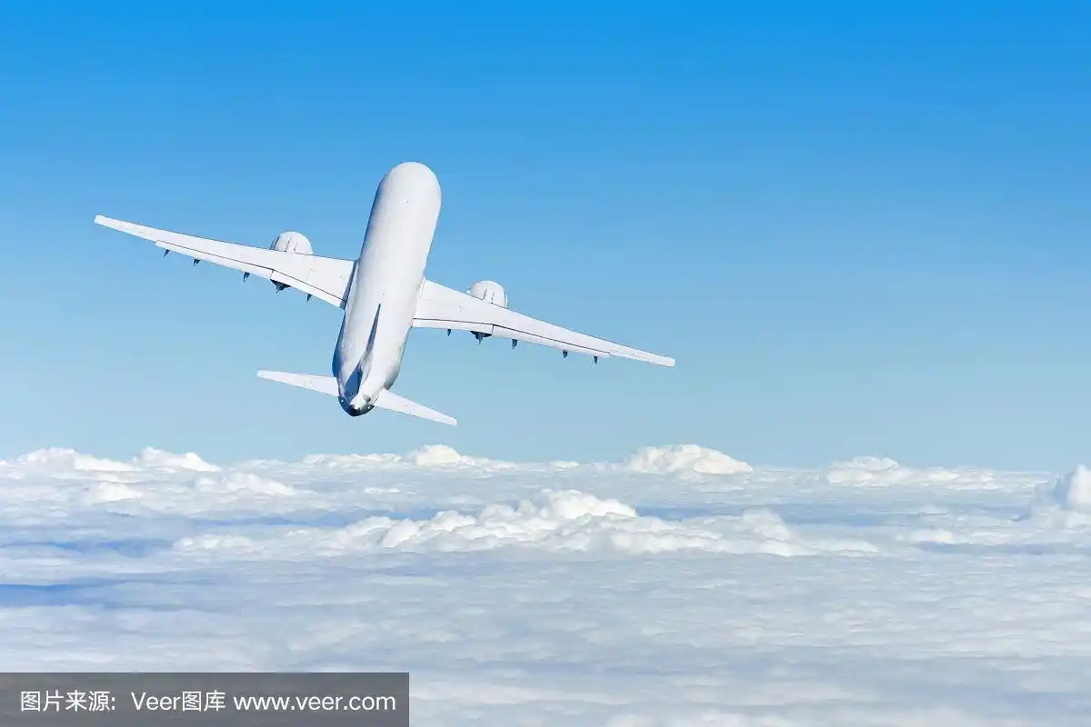 飞机上升高度飞向云层上方的距离,后视镜.