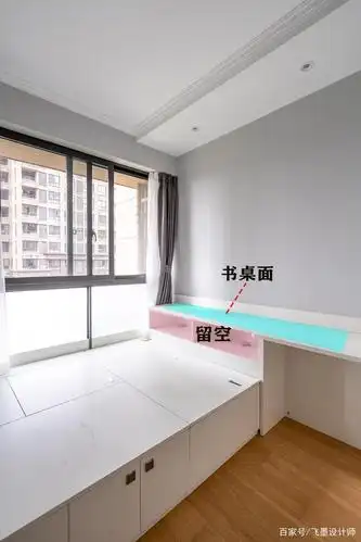 榻榻米床尾加高35公分,做个一体式书桌出来,也省掉了床头柜!