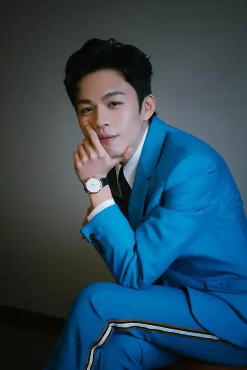 李鸿其蓝色西服帅气写真图片47