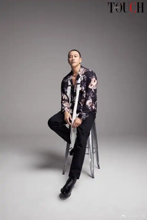 何润东寸头花衬衫造型##何润东封面大片状态