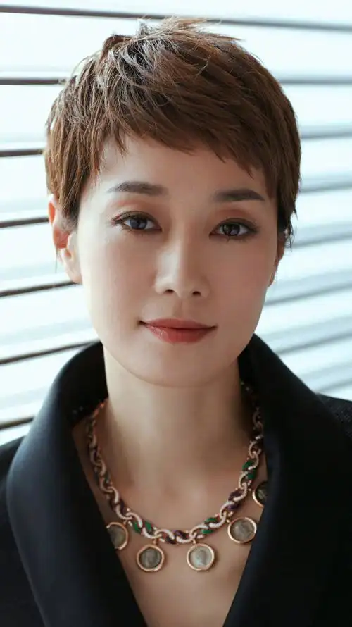 马伊琍,挑战黑色西装,美出新高度!