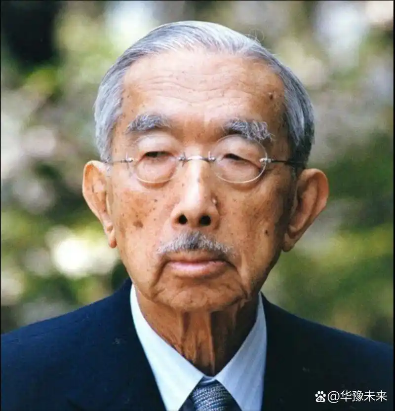眯着小眼睛,目不能直视的老头,就是臭名昭著的裕仁天皇