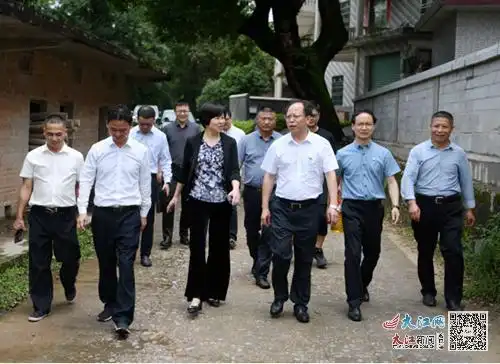 何春明到兴国县西江村调研医院乡村振兴帮扶工作