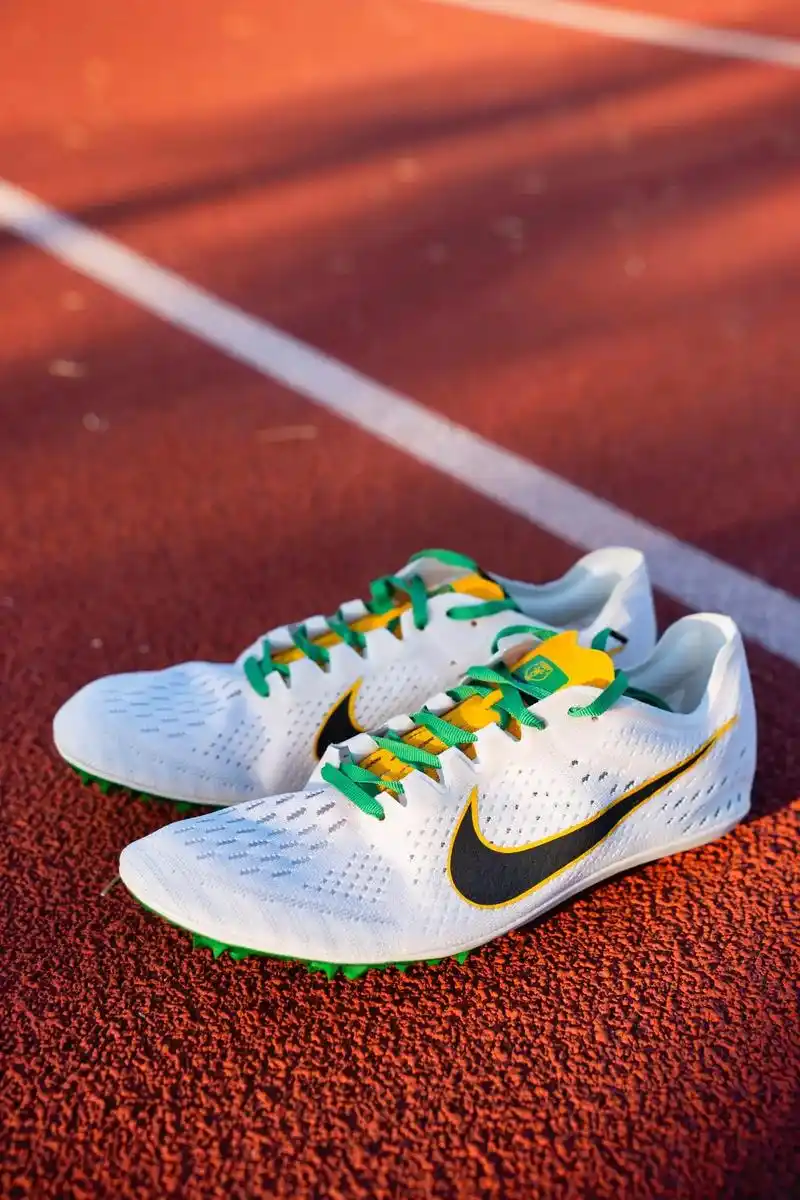 耐克胜利3 贝勒大学熊配色钉鞋.耐克为胜利系列推出了大学配色 - 抖音