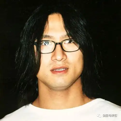 歌手汪峰摘下方框眼镜登上头条仿佛年轻了十岁