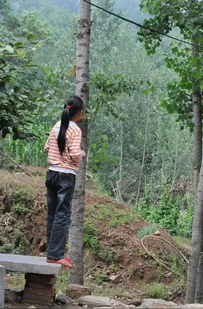 10岁女孩留守深山,三年未见爸妈,经常远望村口,看着让人心酸