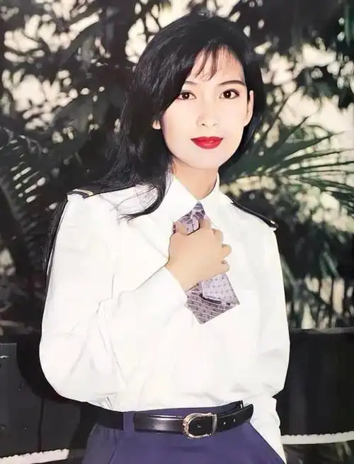 听了周慧敏的要求后,倪震乖乖地答了一句"好".